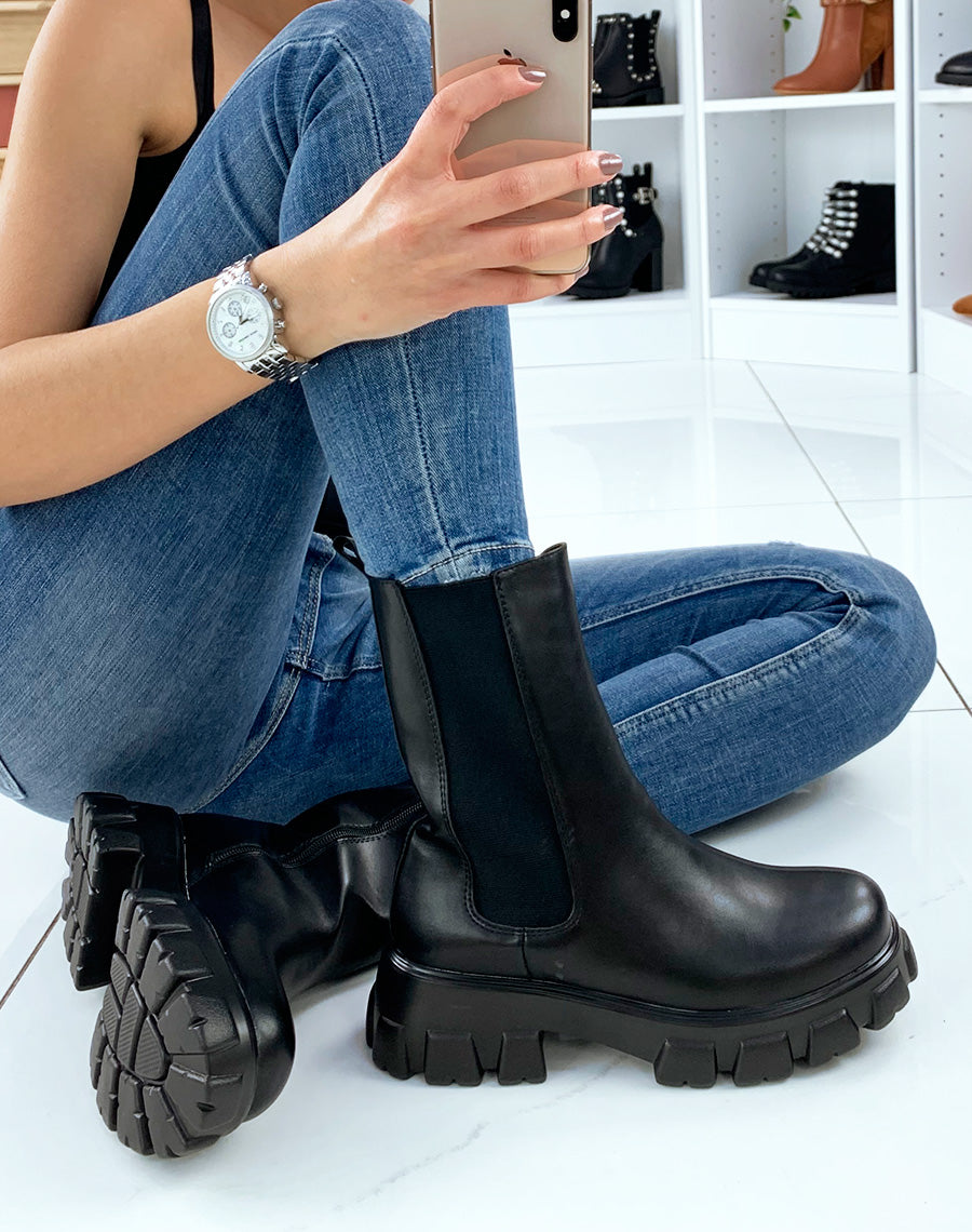Bottines noires hautes à semelle haute et crantée