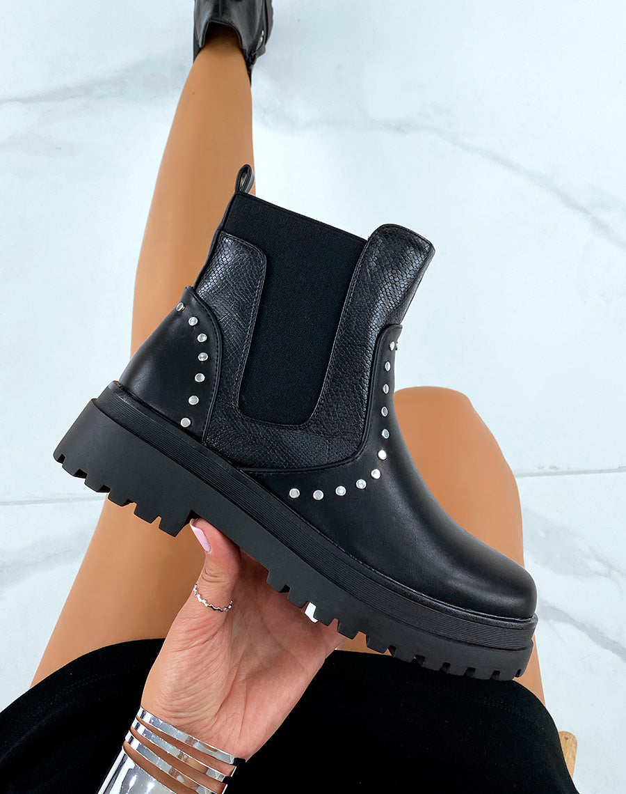 Bottines noires inspiration chelsea à empiècements et clous argentés