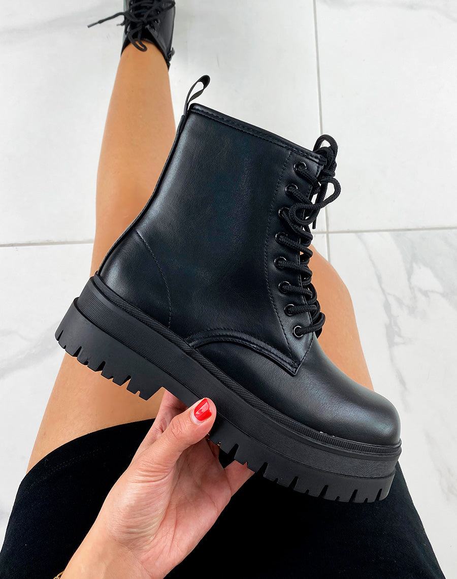 Bottines noires lacées à semelle épaisse