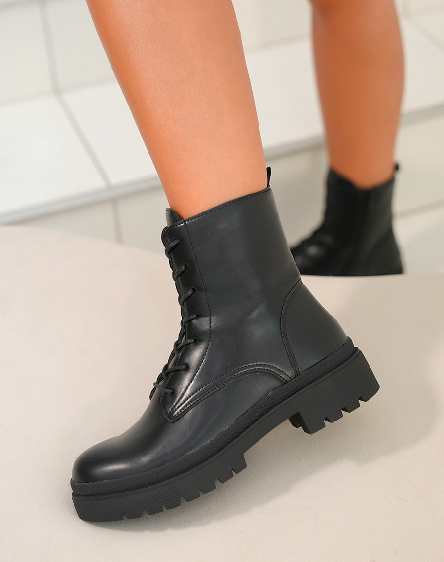 BOTTINES NOIRES ? LACET AVEC SEMELLE ?PAISSE CRANT?E