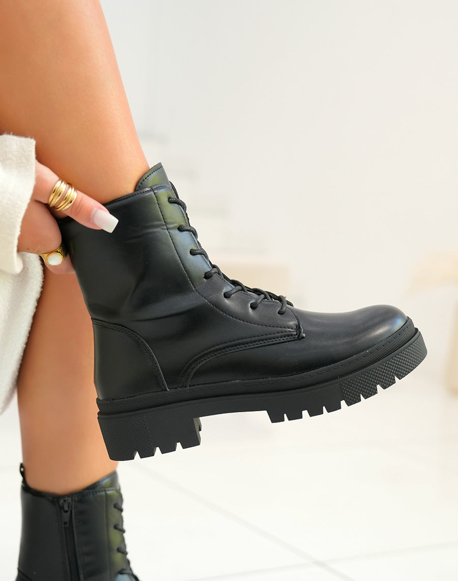 BOTTINES NOIRES ? LACET AVEC SEMELLE ?PAISSE CRANT?E