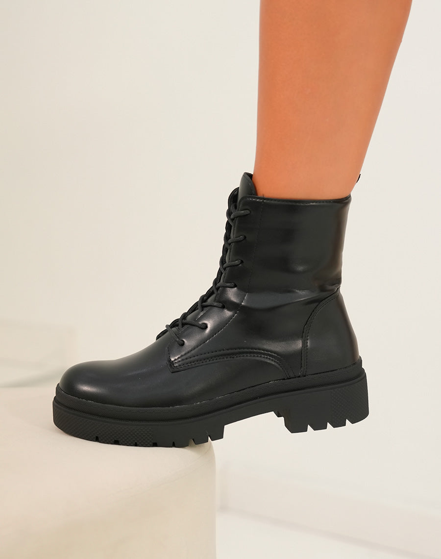 BOTTINES NOIRES ? LACET AVEC SEMELLE ?PAISSE CRANT?E