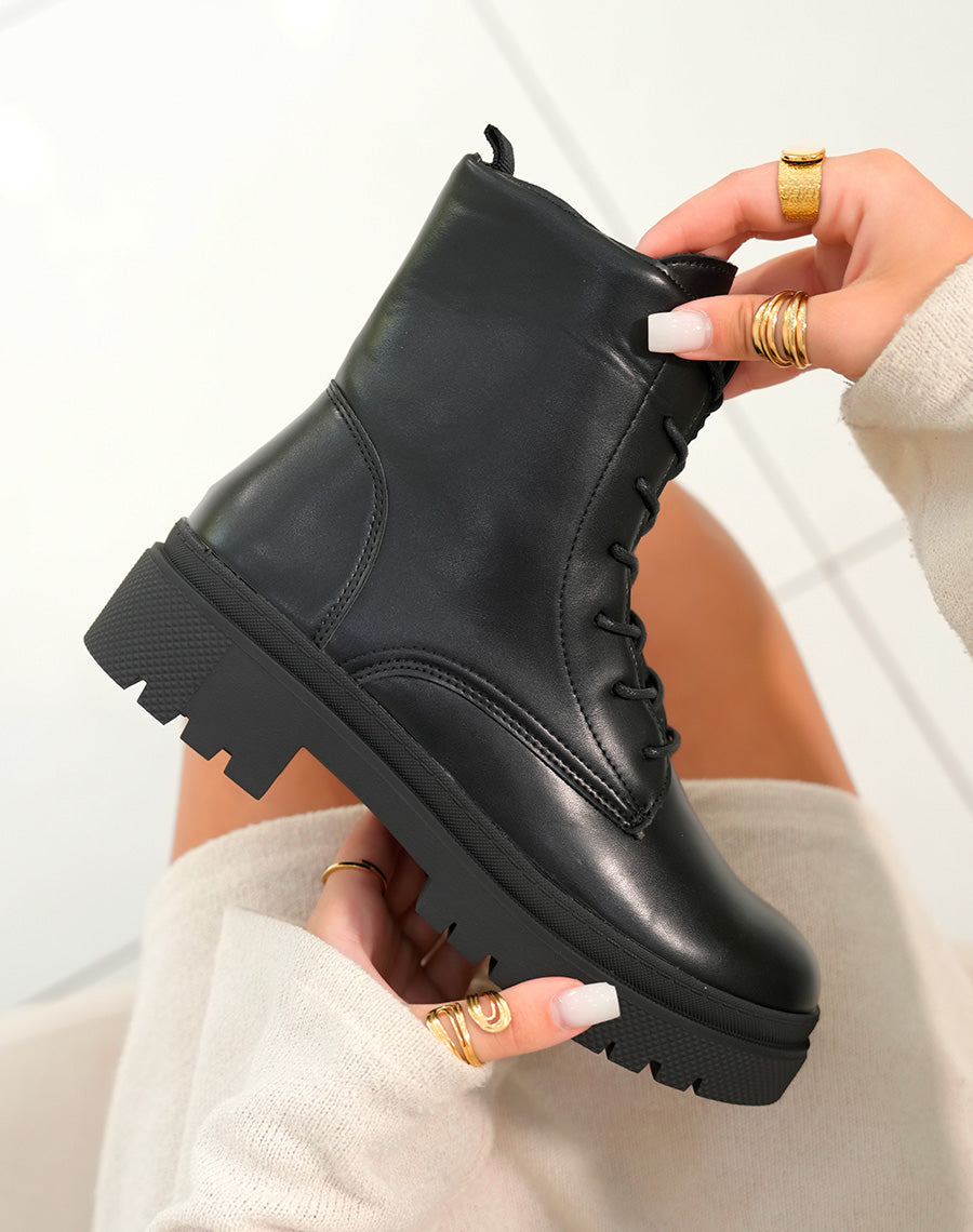 BOTTINES NOIRES ? LACET AVEC SEMELLE ?PAISSE CRANT?E