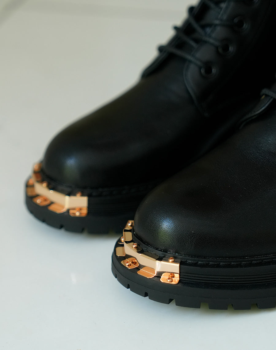 Bottines Noires à Lacets avec Détails Dorés : Sophistication et Tendance pour Femme