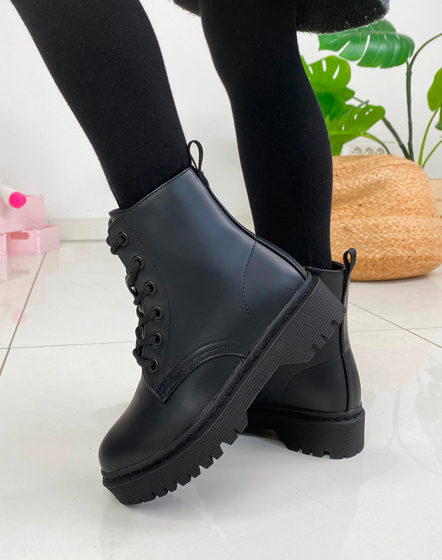 Bottines noires à lacets effet mat
