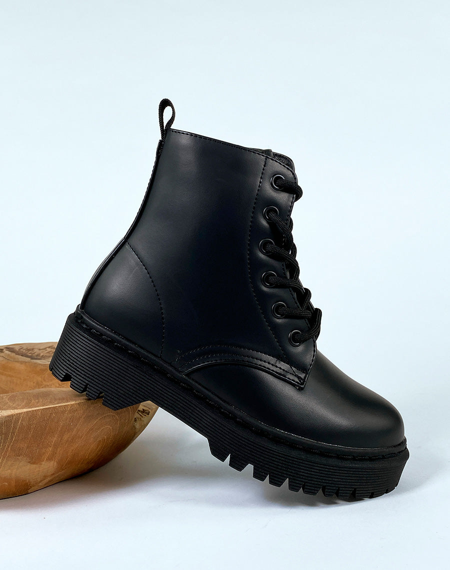 Bottines noires à lacets effet mat