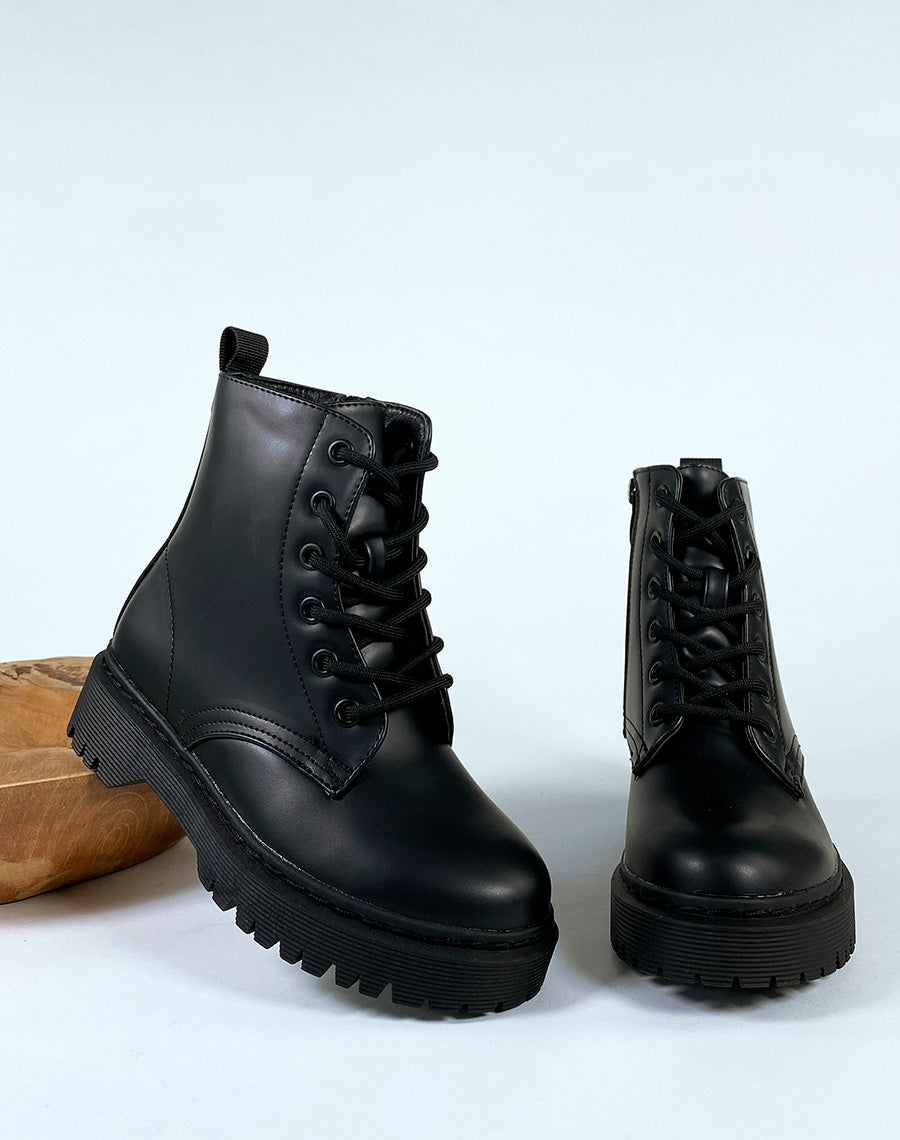 Bottines noires à lacets effet mat