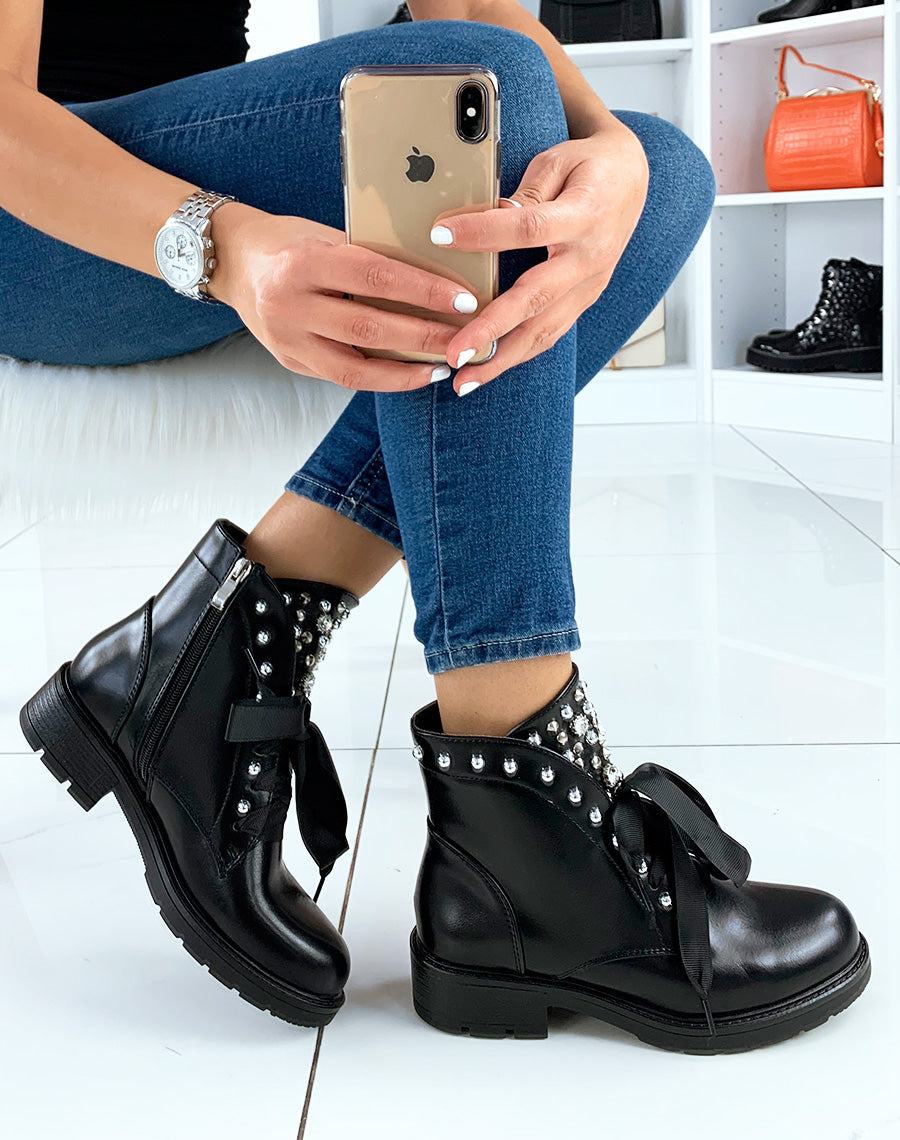 Bottines noires à lacets en tissu ornées de clous