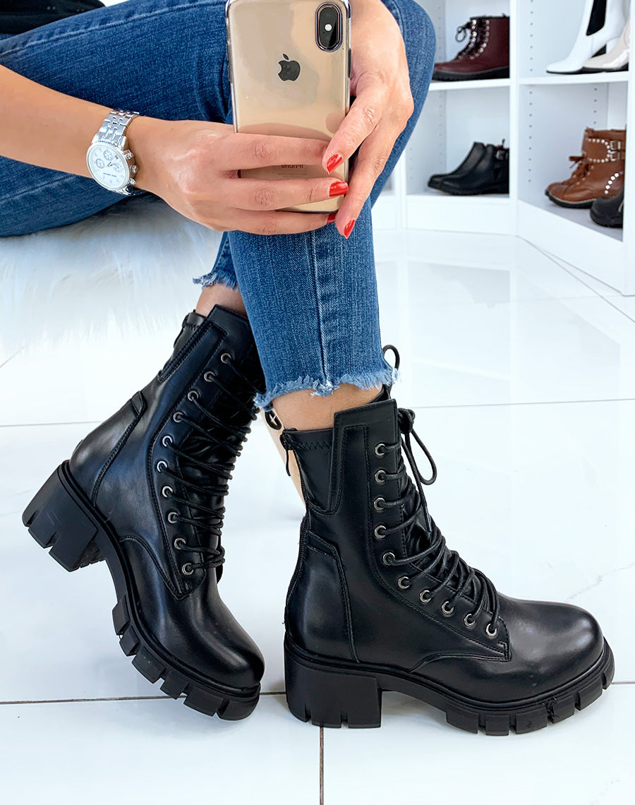 Bottines noires à lacets et à semelle épaisse