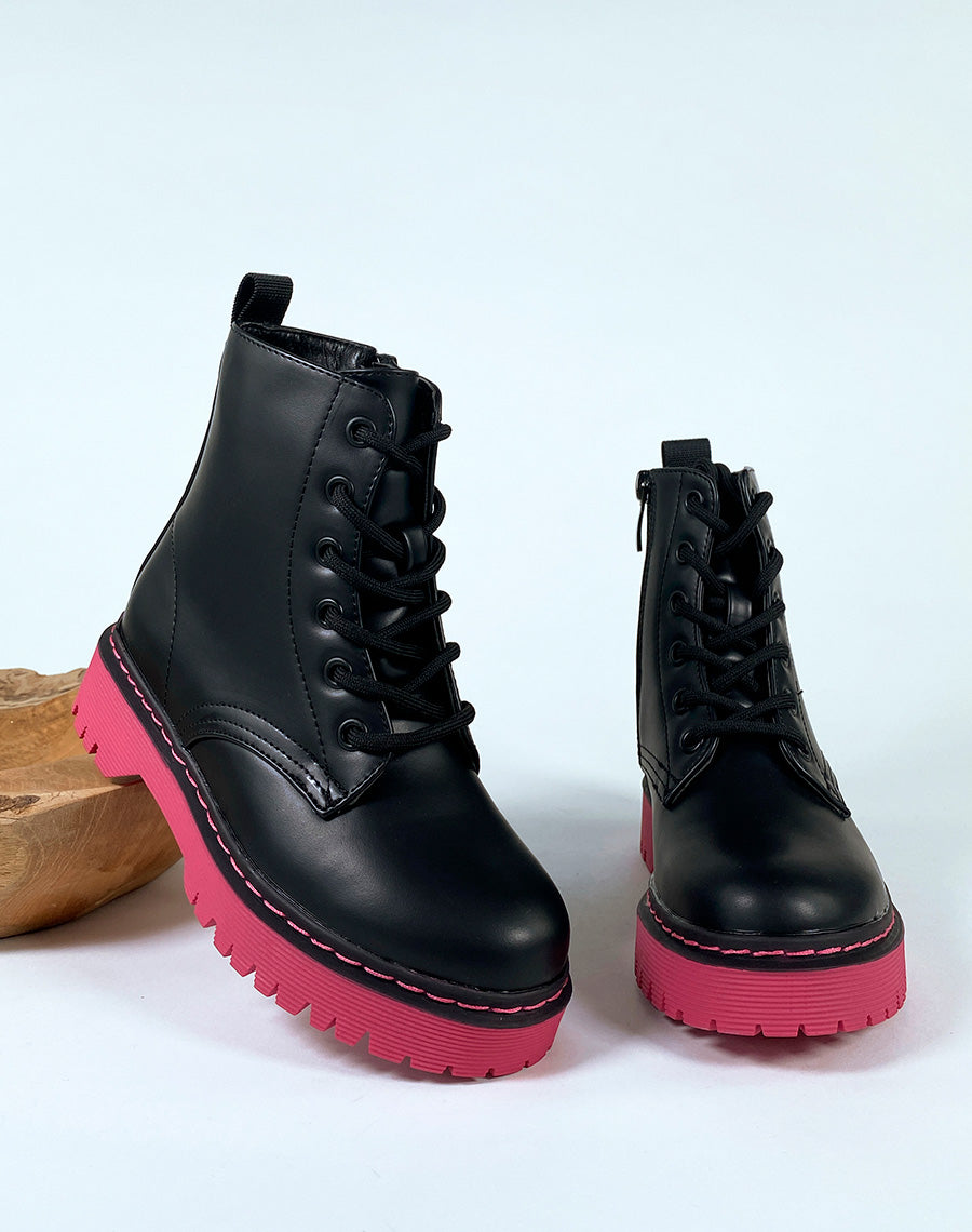 Bottines noires à lacets et semelle rose
