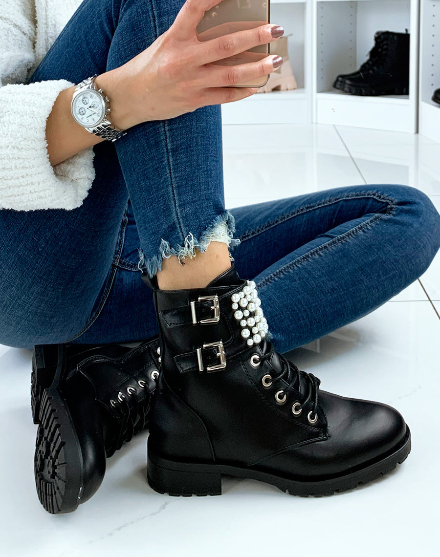 Bottines noires à lacets ornées de perles