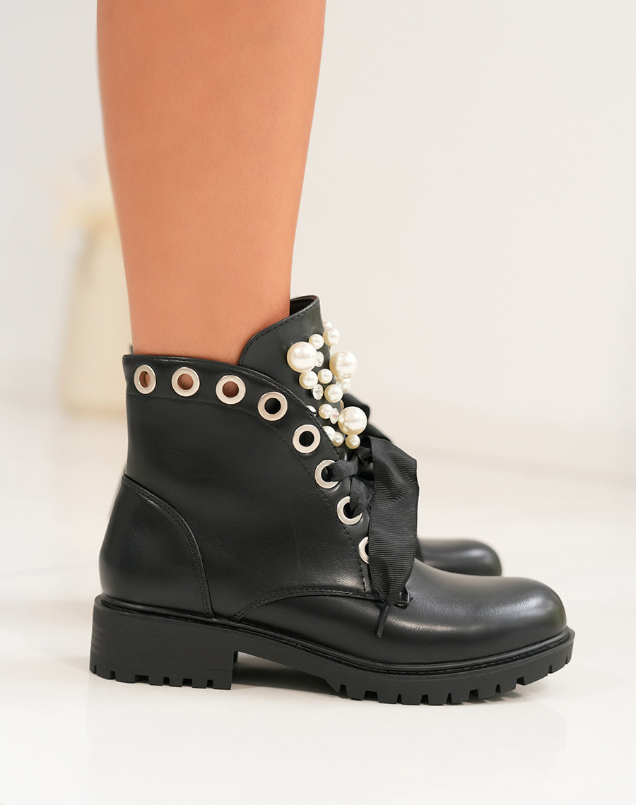 Bottines noires à lacets épais et ajourées de perles