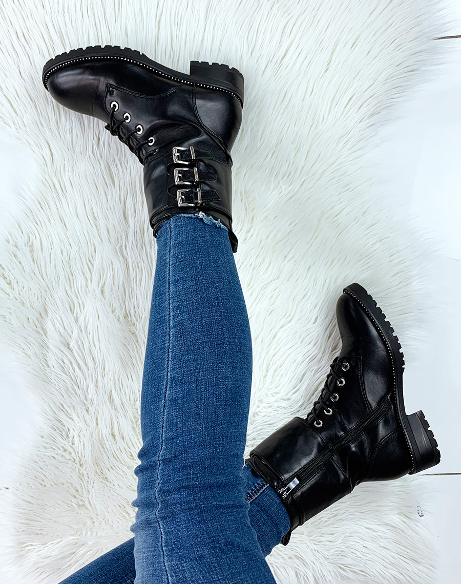 Bottines noires à lanière épaisse