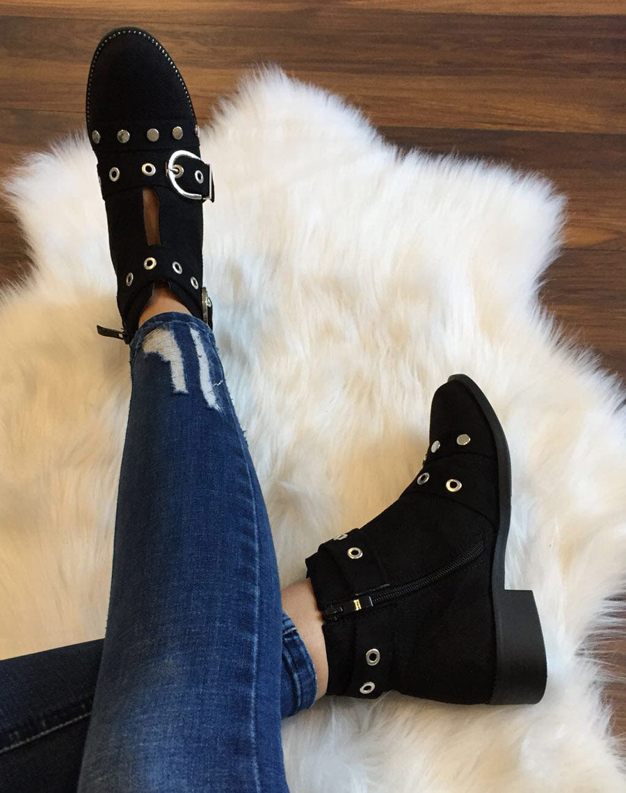 Bottines noires lanières cloutées ouvertes à l’avant