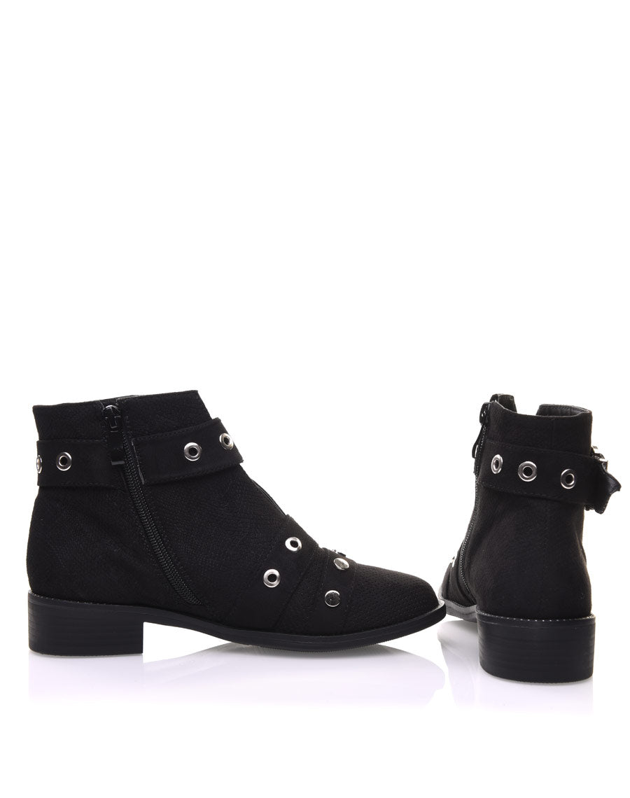 Bottines noires lanières cloutées ouvertes à l’avant