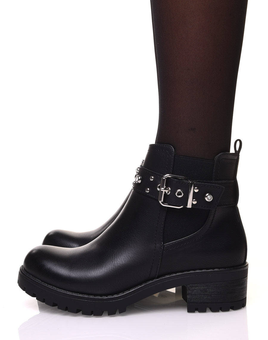 Bottines noires à lanières ornées de strass et de petits clous