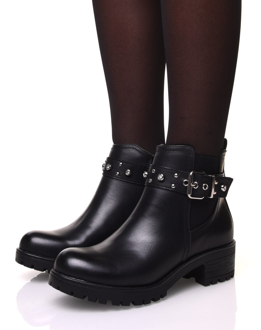 Bottines noires à lanières ornées de strass et de petits clous