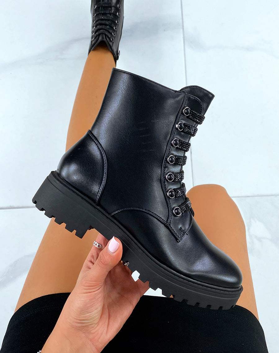 Bottines noires à lanières à strass