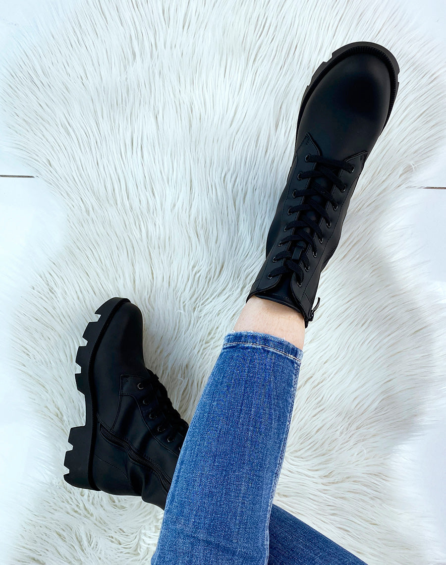 Bottines noires mattes à lacets