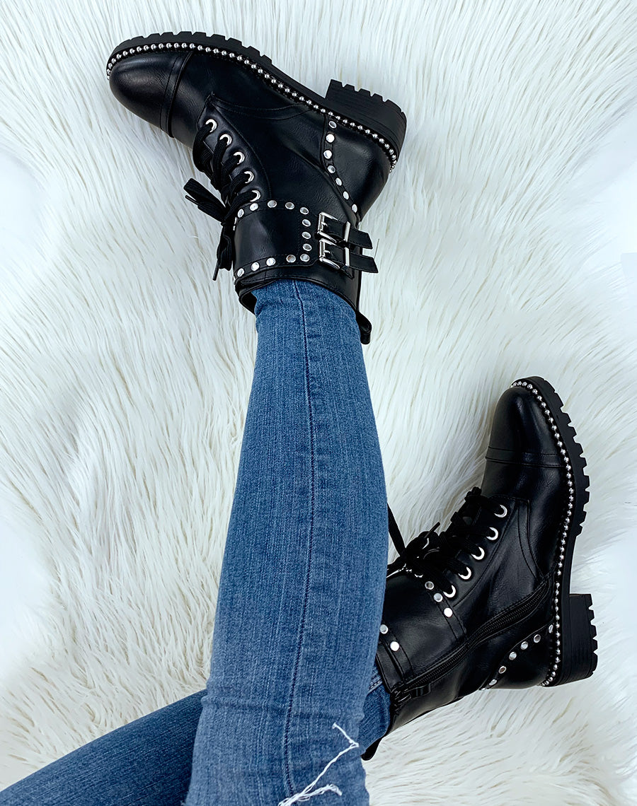 Bottines noires montantes cloutées