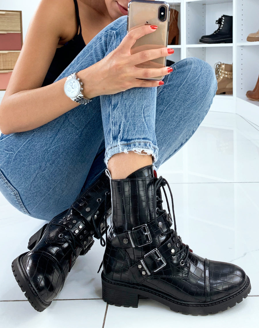 Bottines noires montantes effet croco à sangles cloutées et lacets