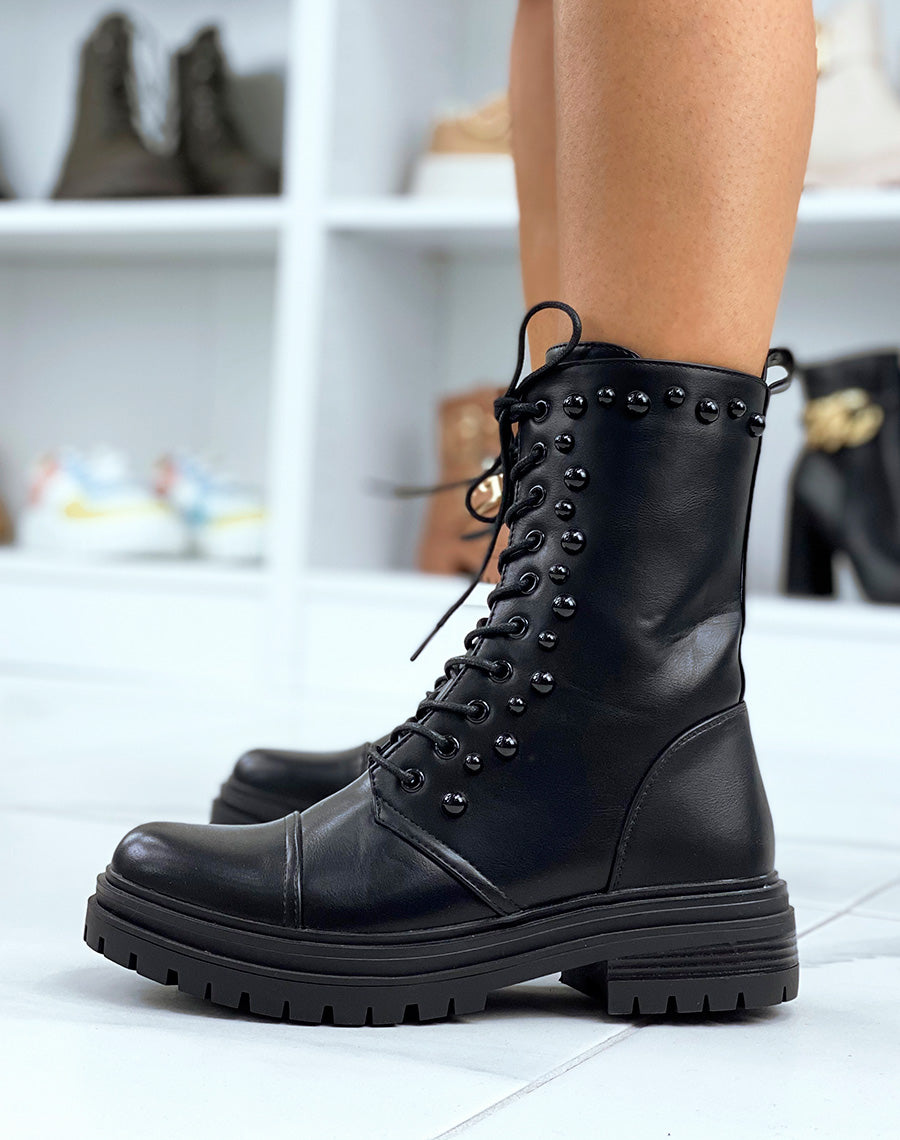Bottines noires montantes à lacet et perles noires