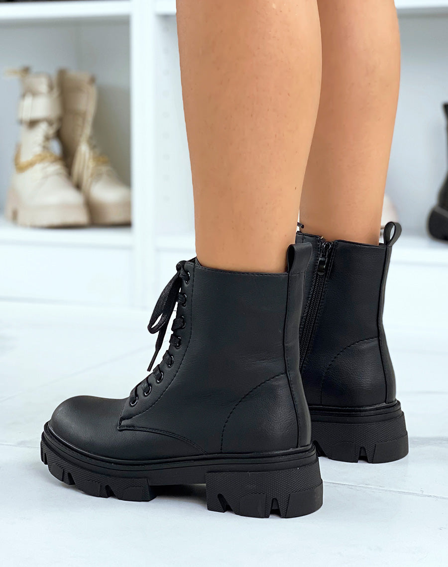 Bottines noires montantes à lacets et semelle crantée