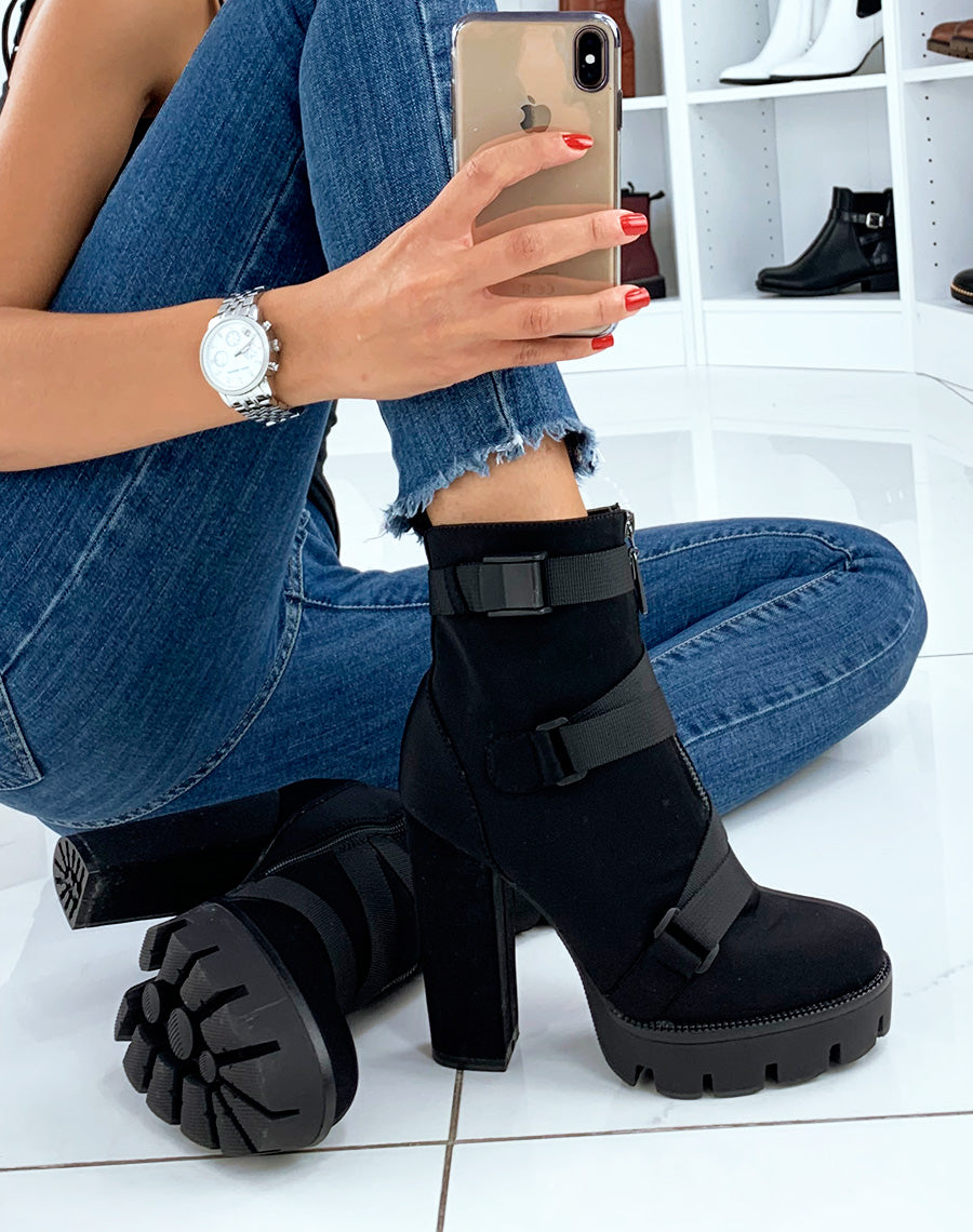 Bottines noires montantes à talons et à lanières multiples