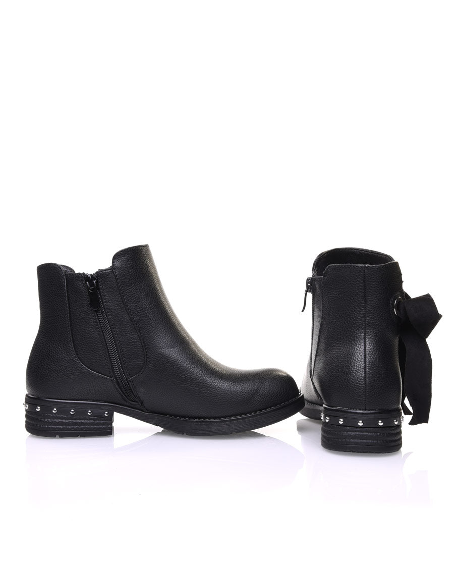 Bottines noires à noeud et oeillets