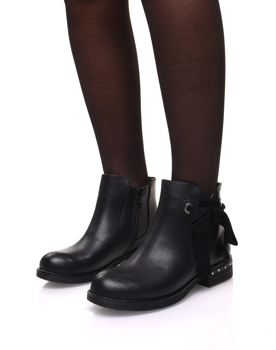 Bottines noires à noeud et oeillets