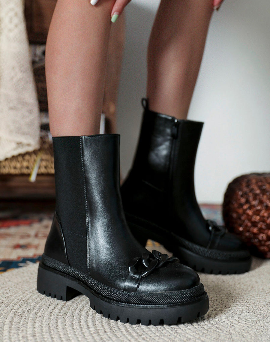 Bottines noires ornées d’une chaîne noire