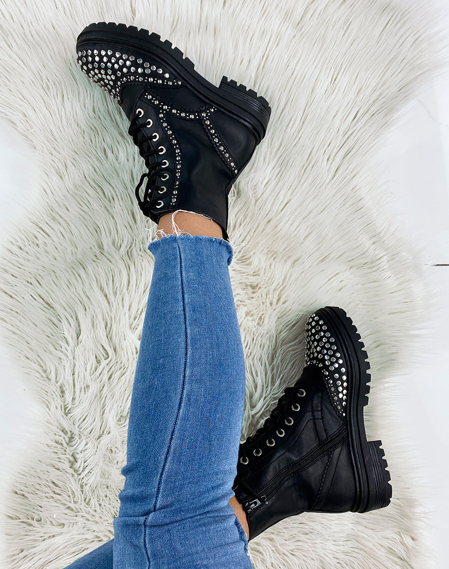Bottines noires ornées de multiples clous