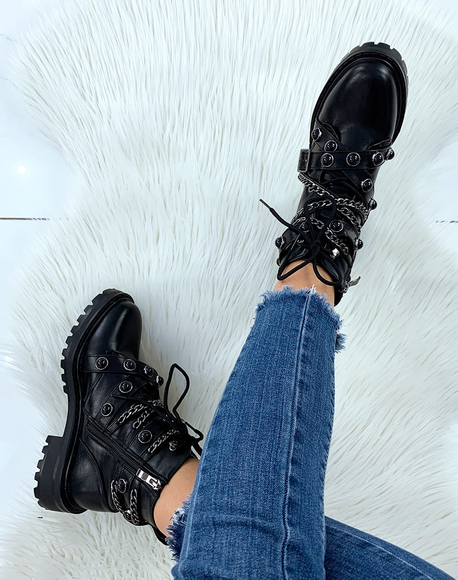 Bottines noires ornées de multiples lanières