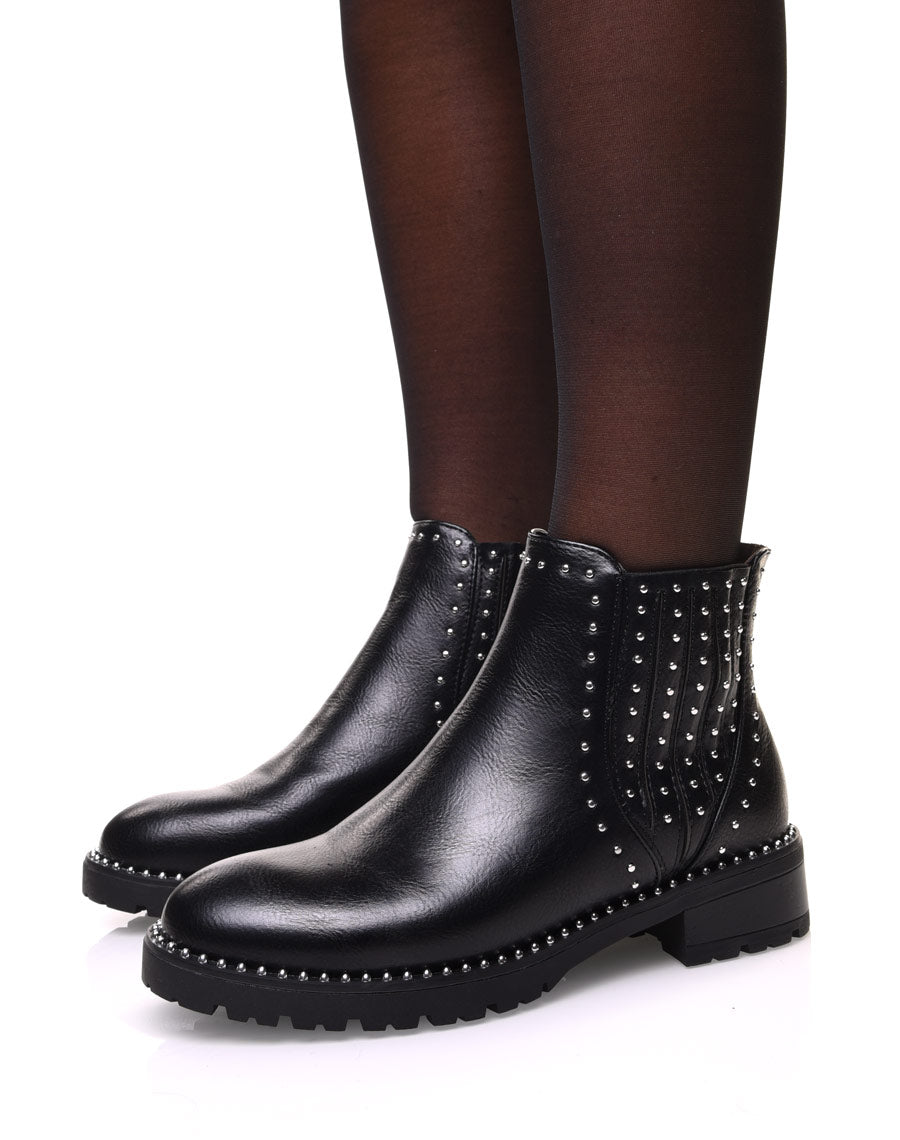Bottines noires ornées de petits clous sur les côtés
