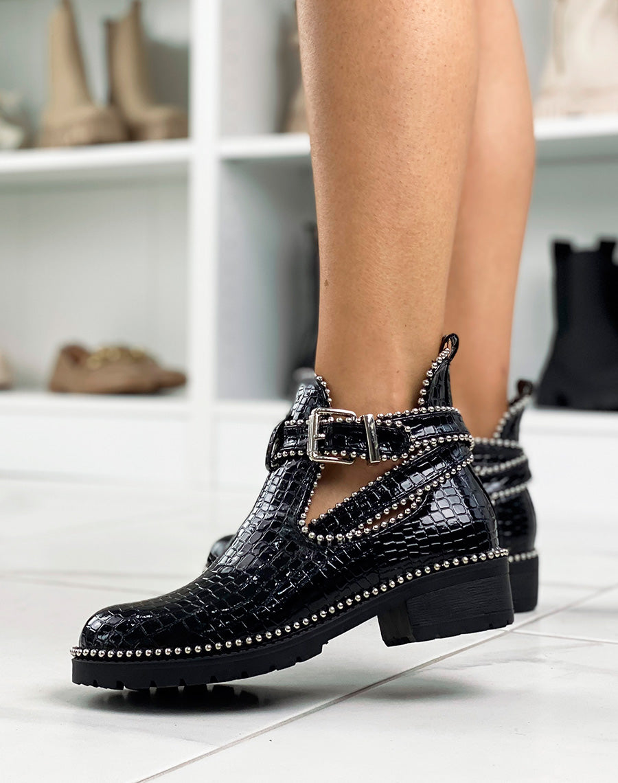 Bottines noires ouvertes en effet croco verni ornées de clous