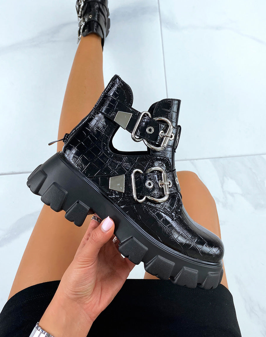 Bottines noires ouvertes à lanières et semelles crantées effet croco