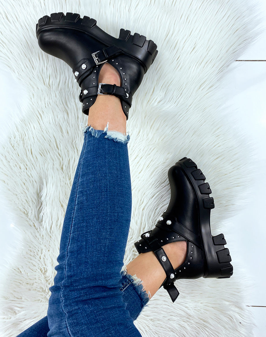 Bottines noires ouvertes à lanières perlées