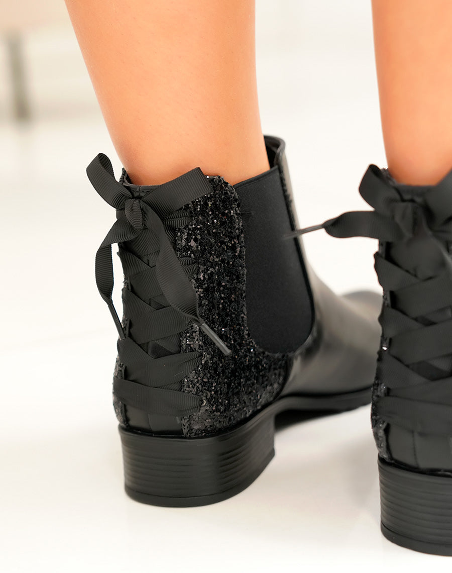 Bottines noires à paillettes et lacets