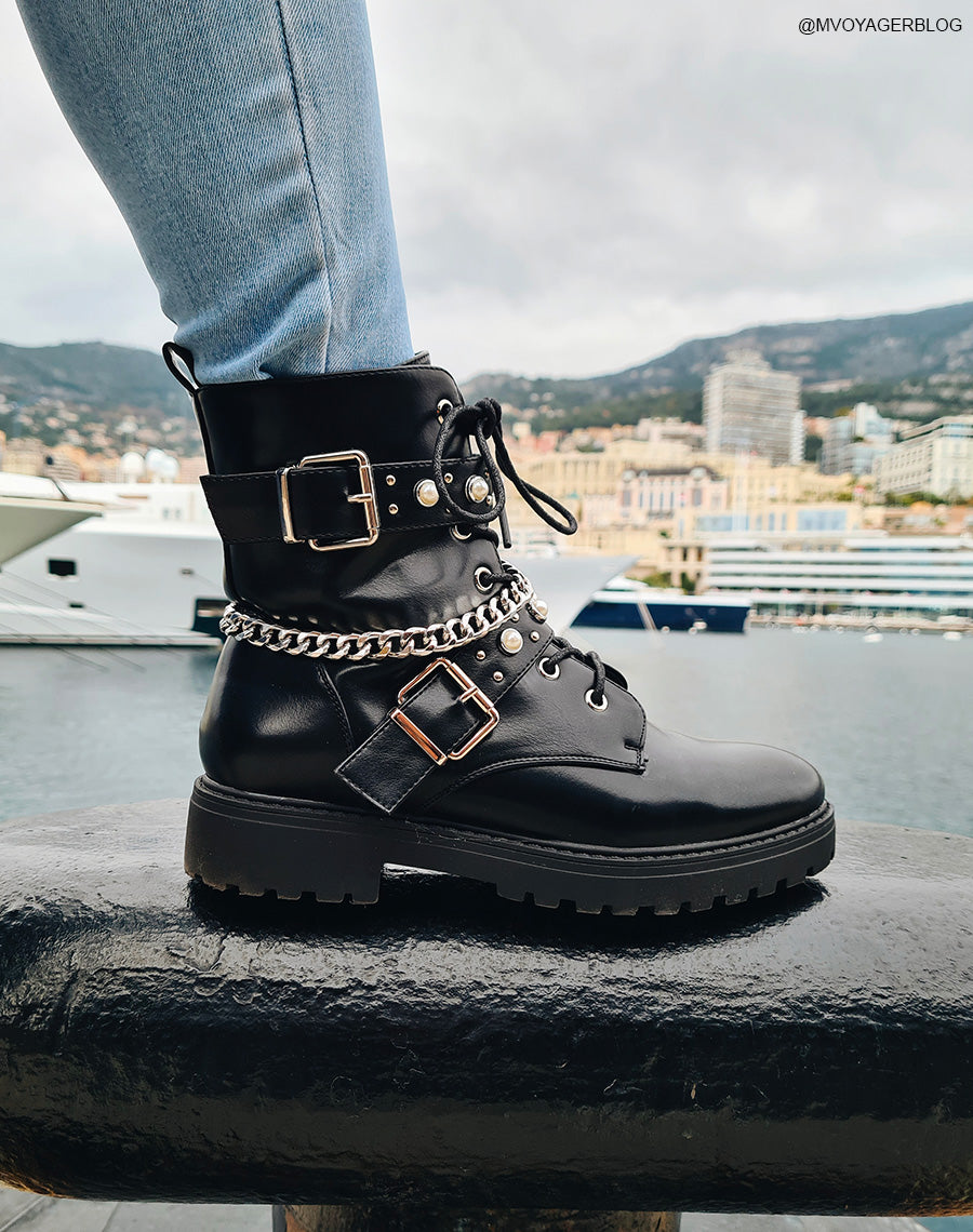 Bottines noires à perles clous et chaîne argentée