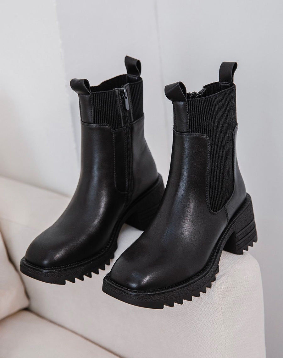 Bottines noires à petit talon et élastique