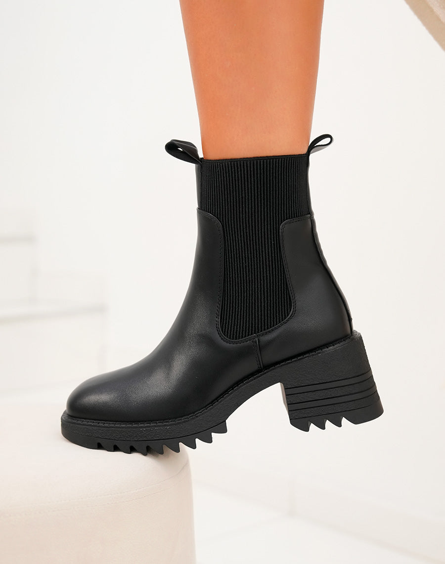 Bottines noires à petit talon et élastique