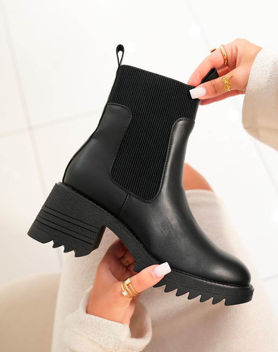 Bottines noires à petit talon et élastique