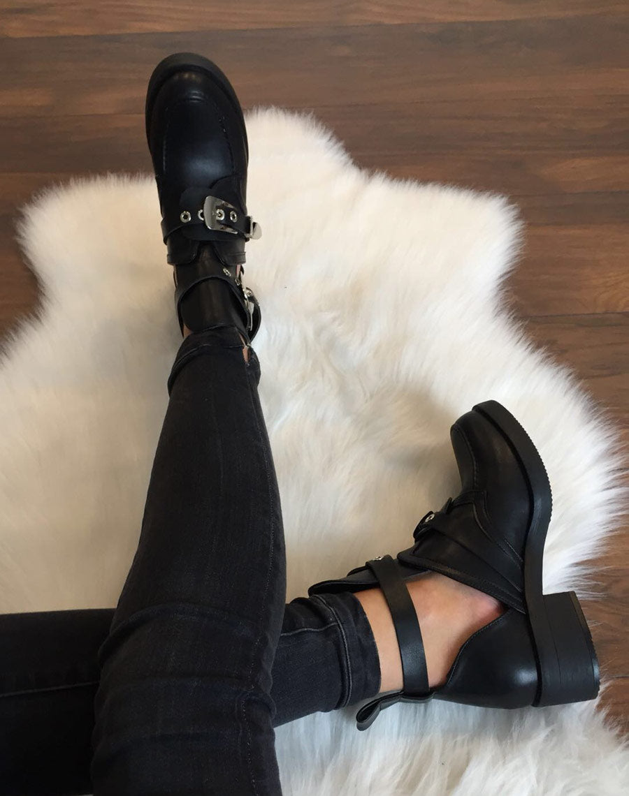 Bottines noires plates ajourées avec sangles