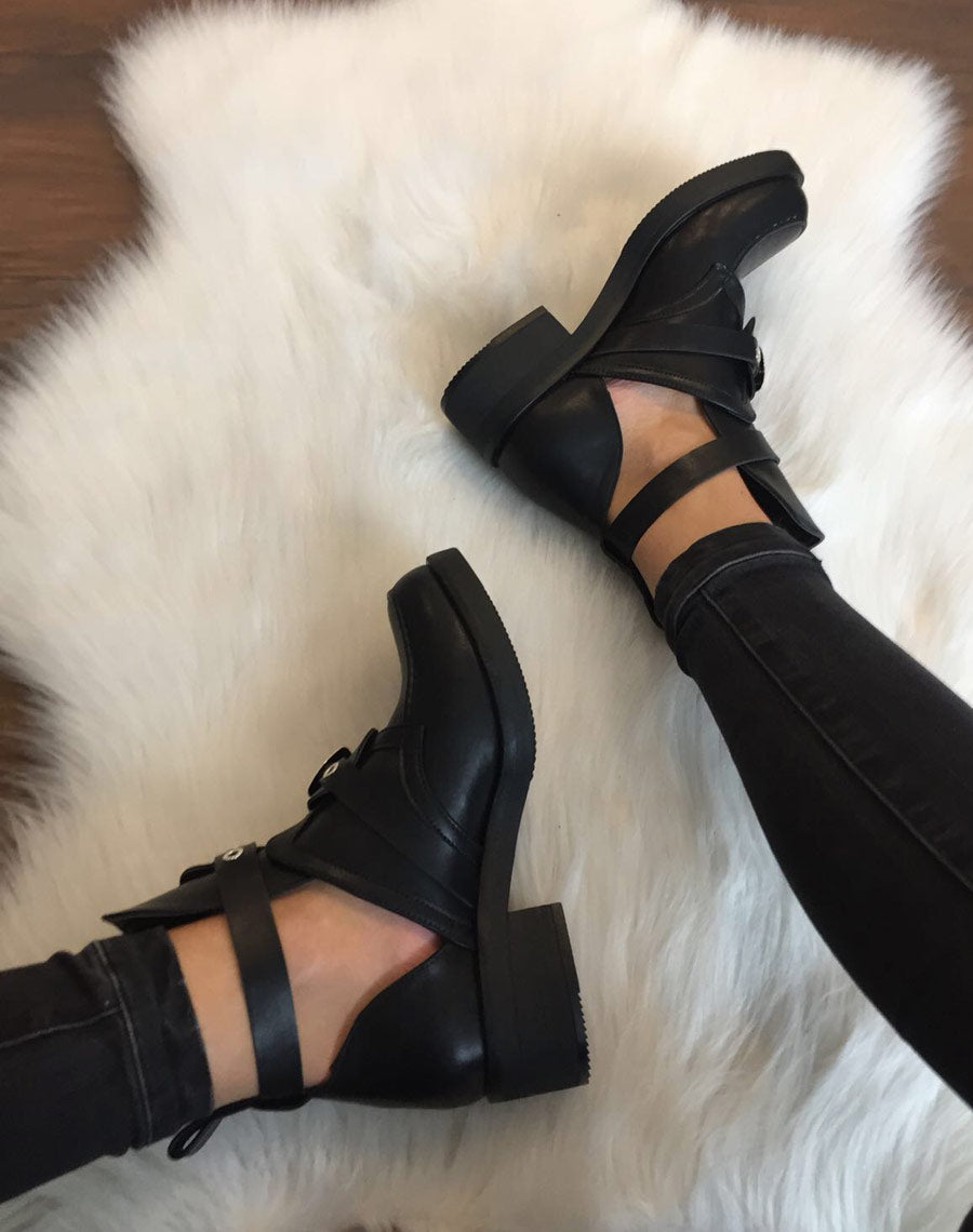 Bottines noires plates ajourées avec sangles
