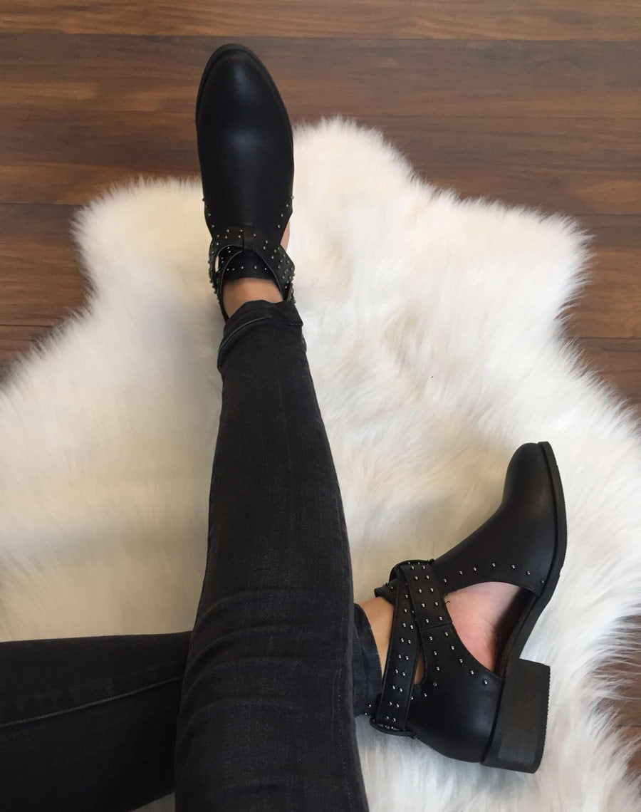 Bottines noires plates ajourées cloutées