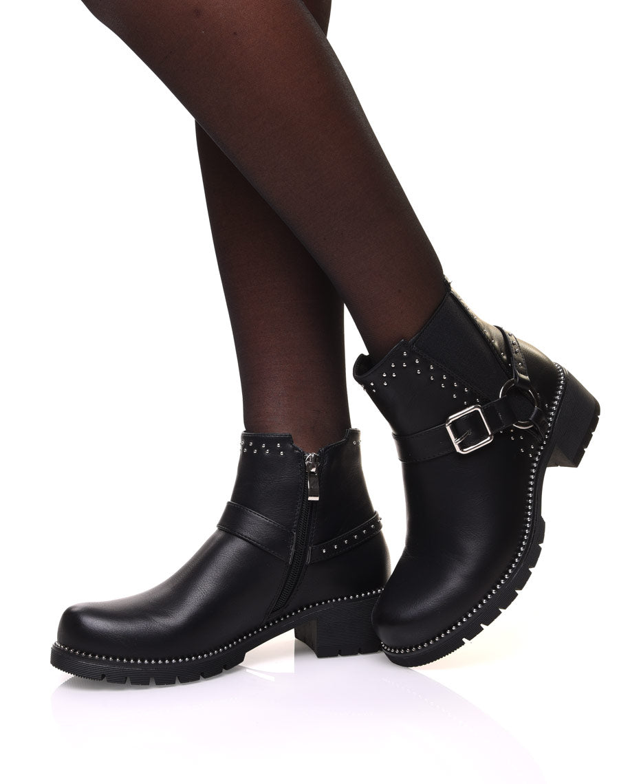 Bottines noires à sangle décorative avec anneau