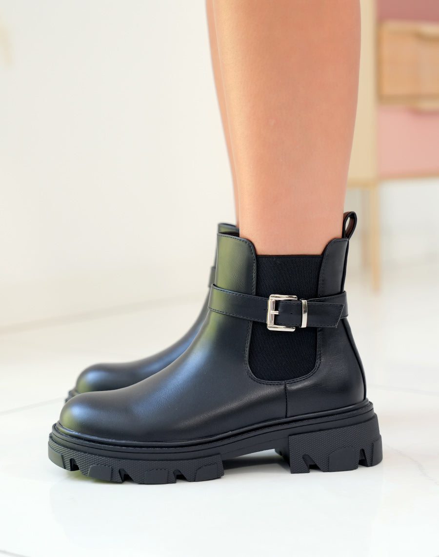 BOTTINES NOIRES STYLE CHELSEA AVEC LANIÈRES ARGENTÉES ET SEMELLE ÉPAISSE CRANTÉE