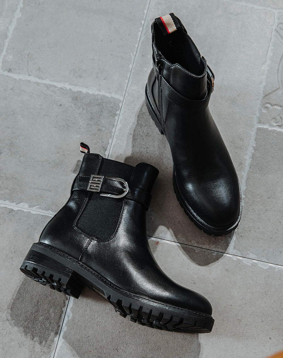 Bottines noires style chelsea à lanière à détail argenté