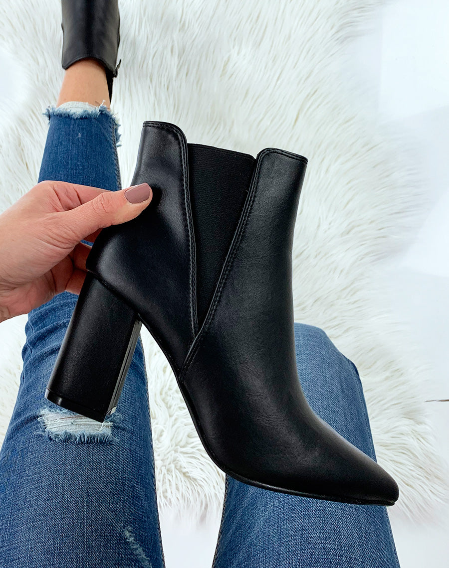 Bottines noires à talon et à bout pointu