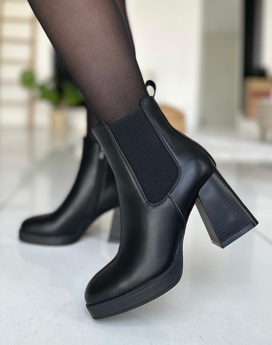 Bottines noires à talon et côté à élastique 